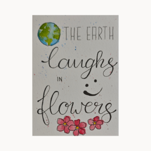 Letteringkarte „The Earth laughs in flowers“